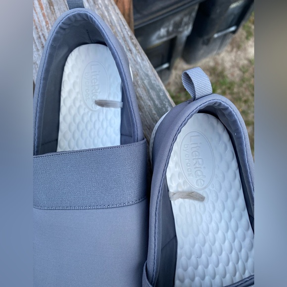 CROCS Size W10 Gray - Picture 4 of 7